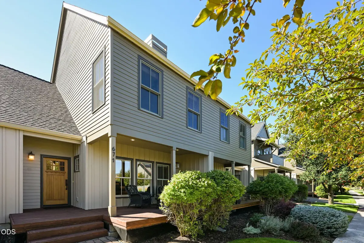 671 W Jefferson Avenue, Sisters, OR 97759 - #1