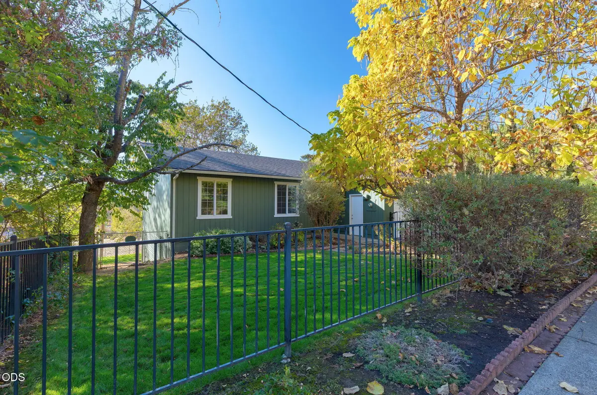 1802 NE Beacon Drive, Grants Pass, OR 97526 - #1