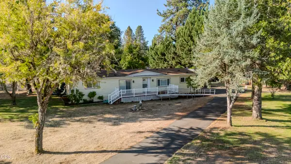 8290 E Evans Creek Road, Rogue River, OR 97537