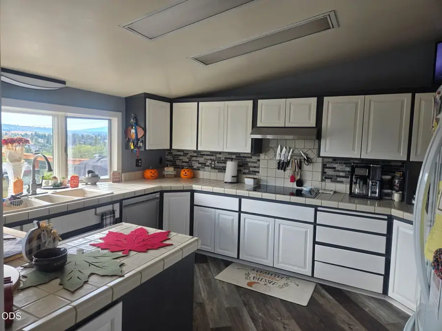 520 Hillside Avenue, Klamath Falls, OR 97601 - #3