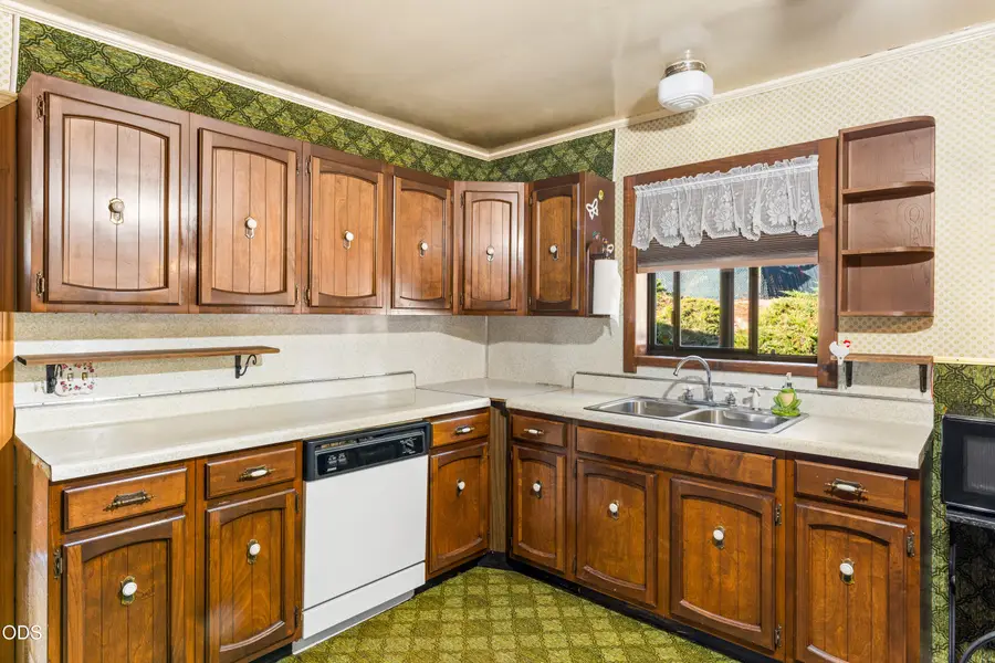 1211 NW B Street, Grants Pass, OR 97526 - #2