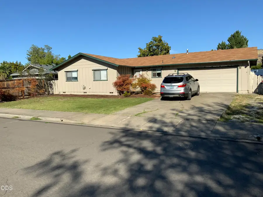 3022 Tahitian Avenue, Medford, OR 97504 - #2
