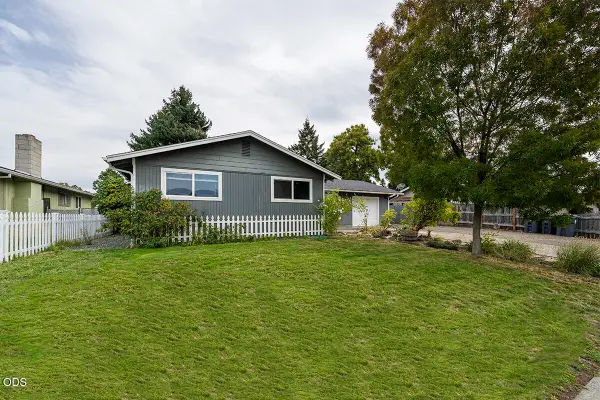 112 Saxbury Drive, Central Point, OR 97502