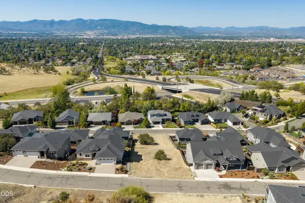 581 E La Strada Circle, Medford, OR 97504
