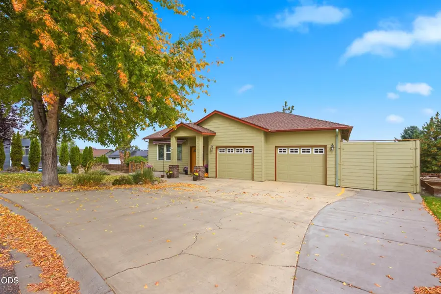 2504 SW 32nd Street, Redmond, OR 97756 - #2