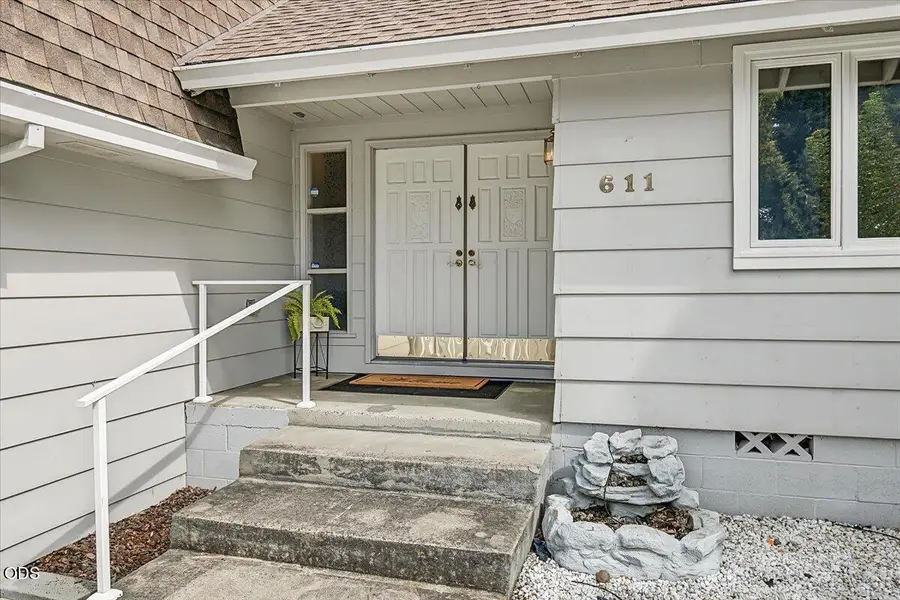 611 Edwina Avenue, Central Point, OR 97502 - #3