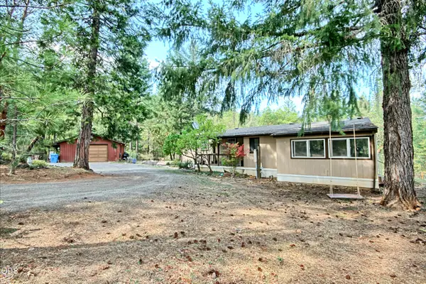 2461 W Evans Creek Road, Rogue River, OR 97537