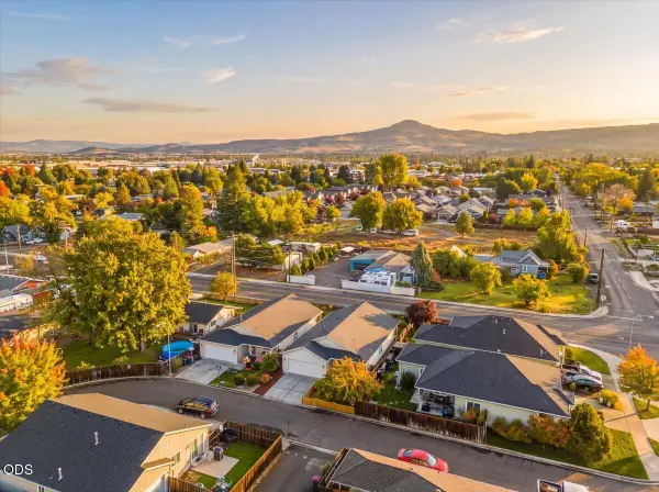 2320 Kamerin Lane, Medford, OR 97501