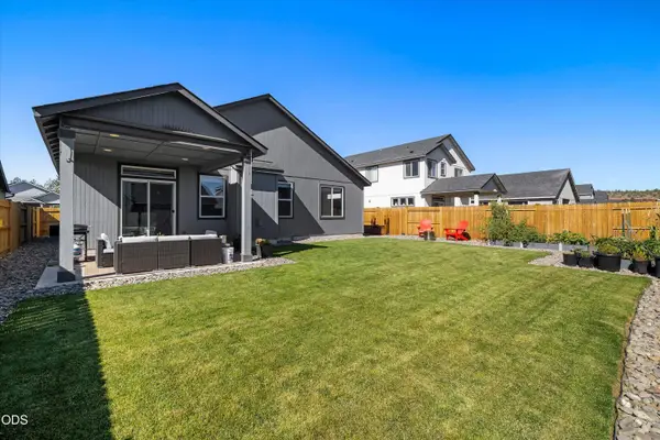 3350 NW 9th Lane, Redmond, OR 97756