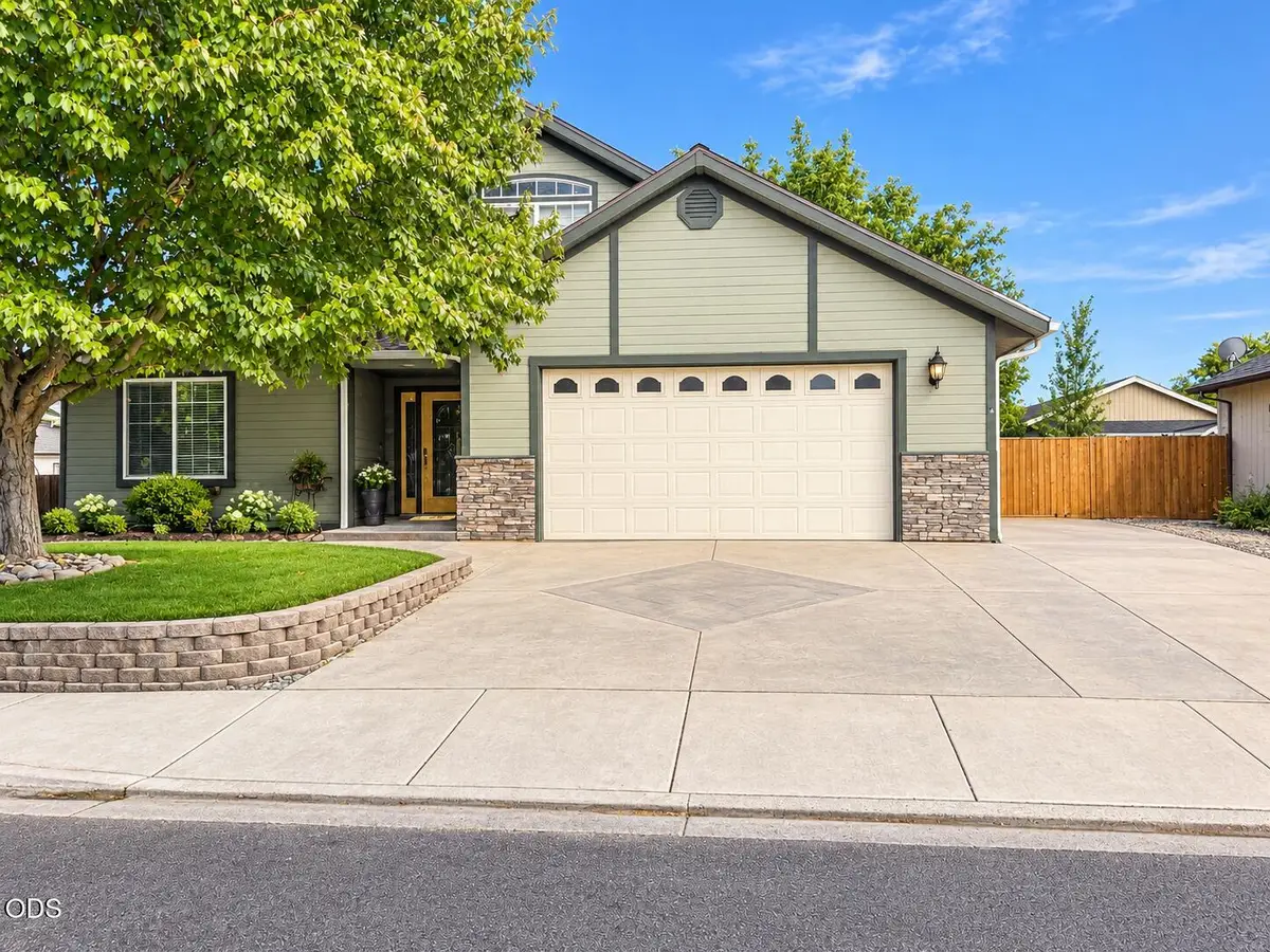 1052 Kensington Court, Central Point, OR 97502 - #1