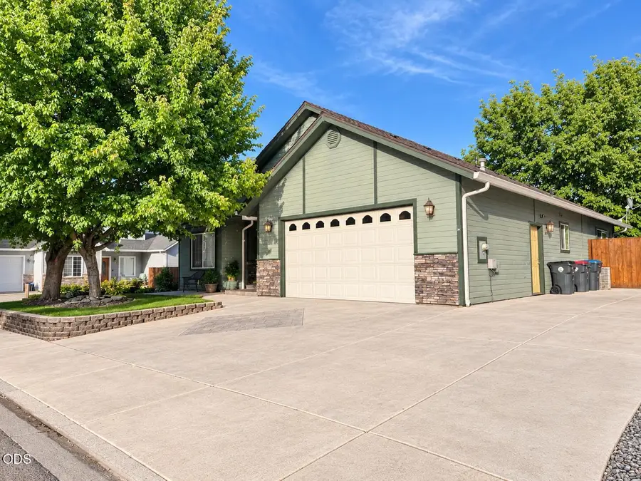 1052 Kensington Court, Central Point, OR 97502 - #2