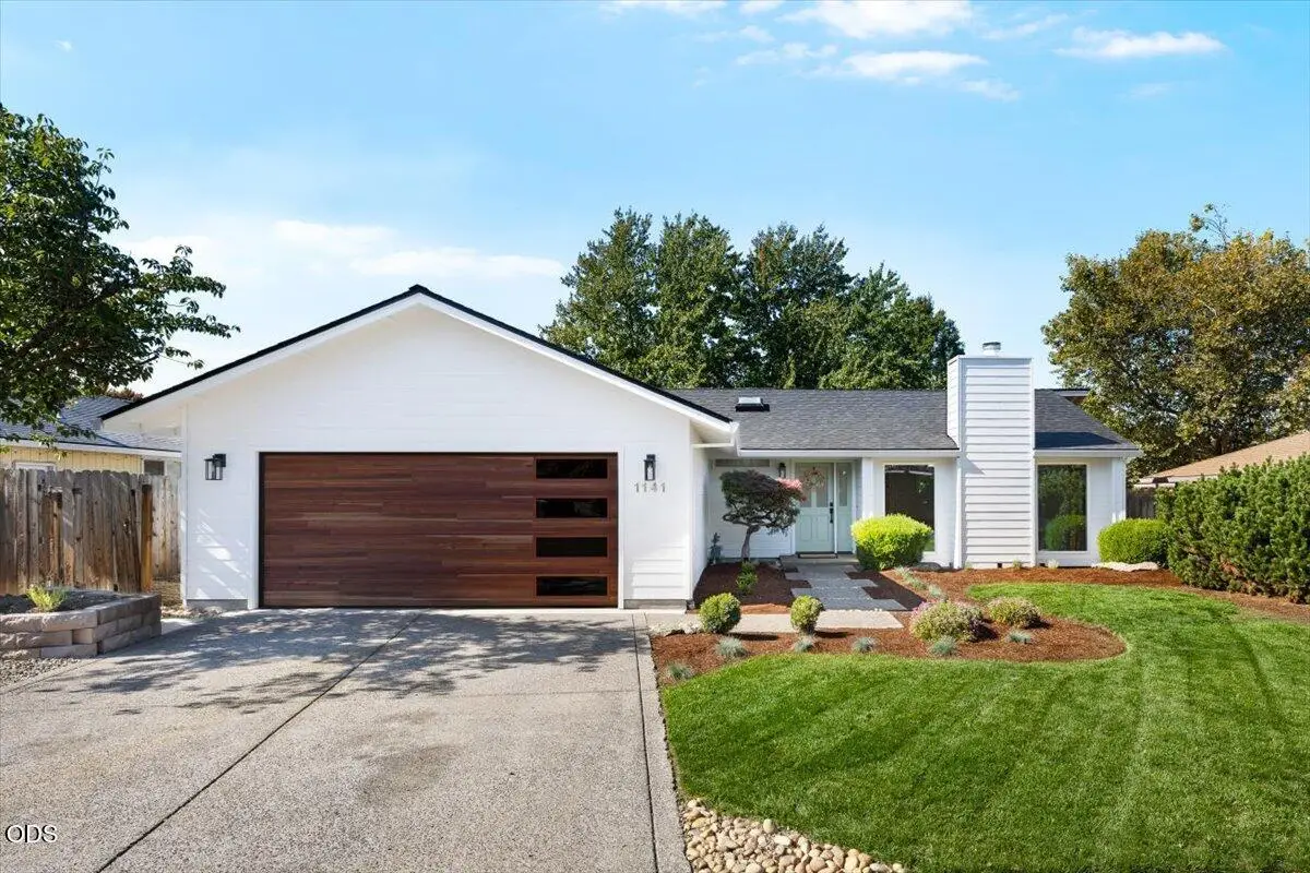 1141 N Modoc Avenue, Medford, OR 97504 - #1