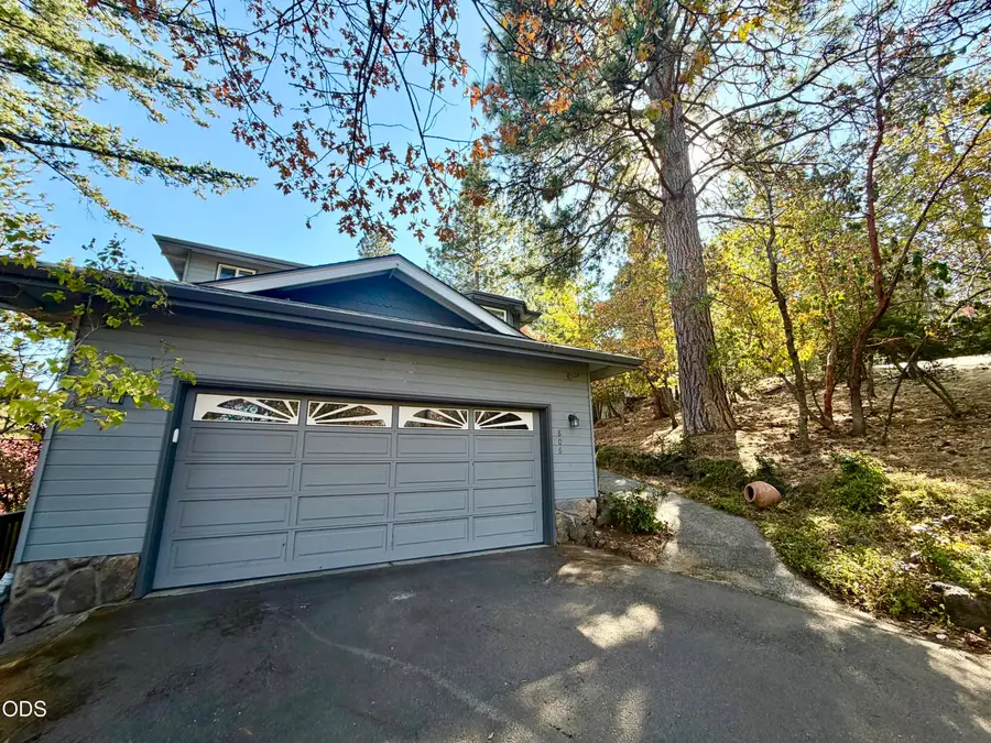 806 S Mountain Avenue, Ashland, OR 97520 - #2