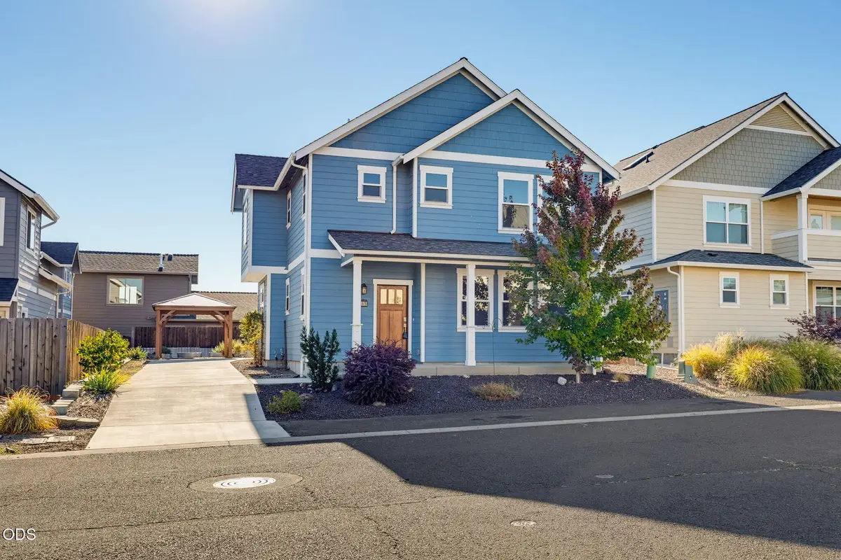305 Davidson Way, Talent, OR 97540 - #1