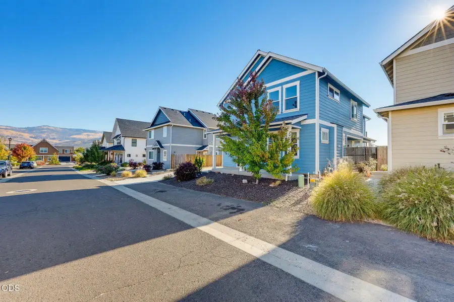 305 Davidson Way, Talent, OR 97540 - #3