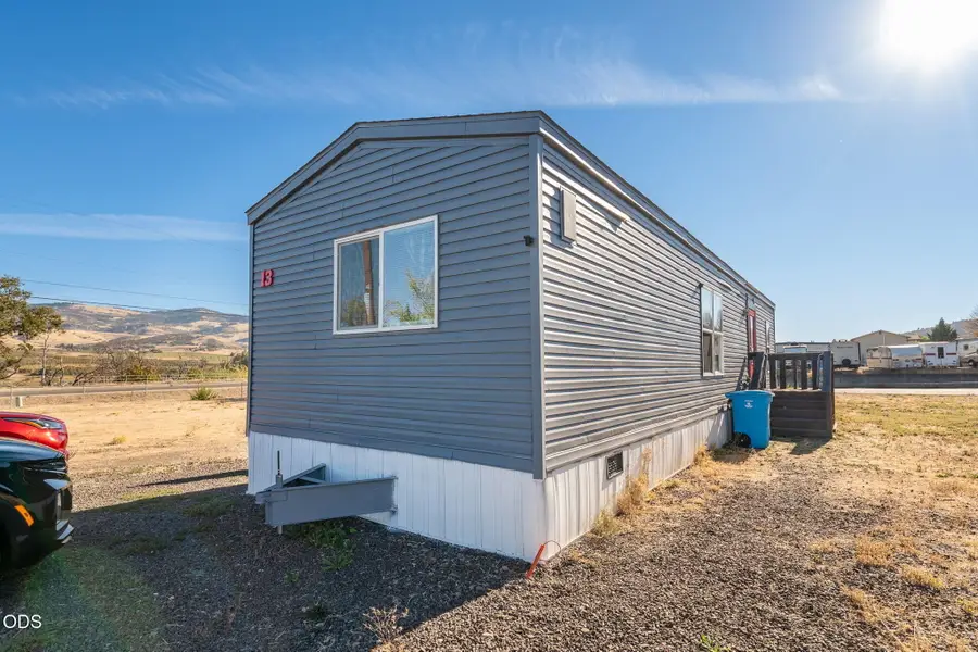 812 S Pacific Highway #13, Talent, OR 97540 - #3