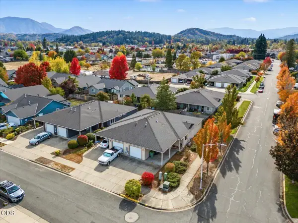 1202 SW Sun Glo Drive, Grants Pass, OR 97527