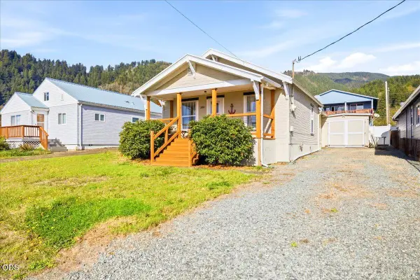 210 Cypress Avenue, Tillamook, OR 97141