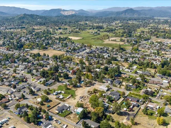 895 Coutant Lane #C, Grants Pass, OR 97527