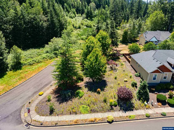 985  Pinetop St, Sweet Home, OR 97386