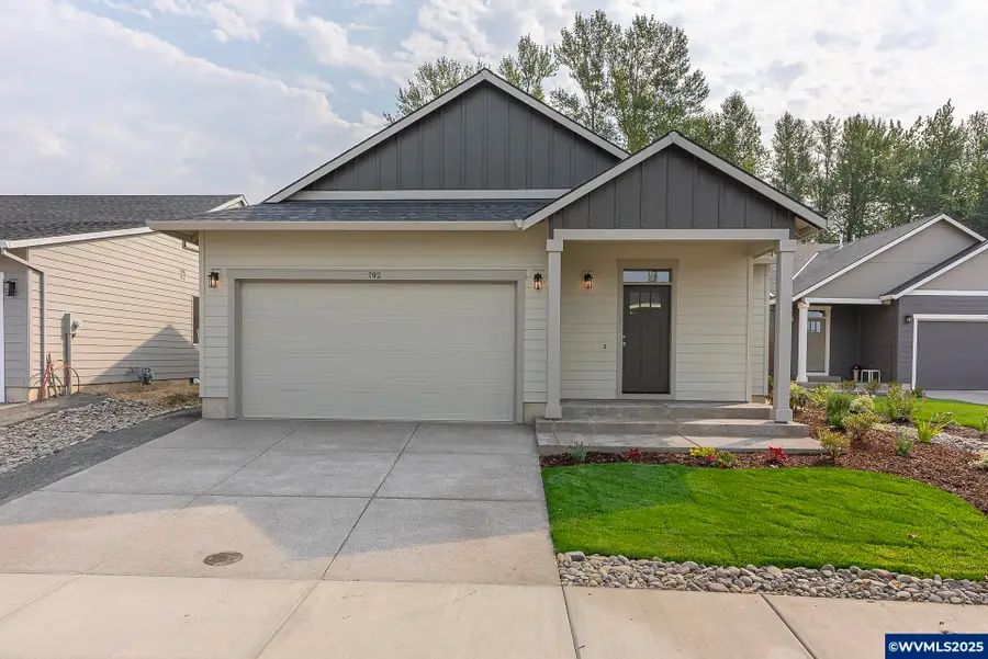 702  Tigerlily St, Silverton, OR 97381 - Image #2