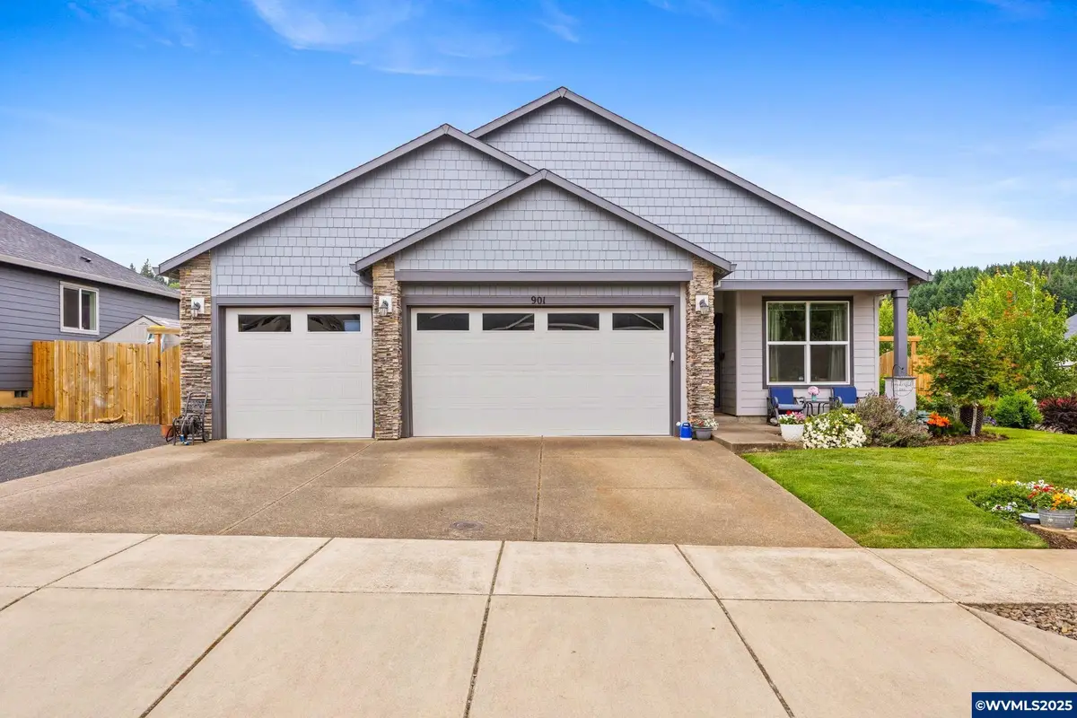 901  Riley Dr NE, Silverton, OR 97381 - Image #1