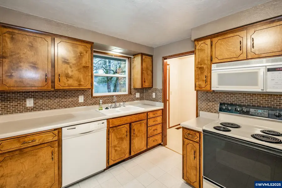 695 S 16th St, Lebanon, OR 97355 - Image #3