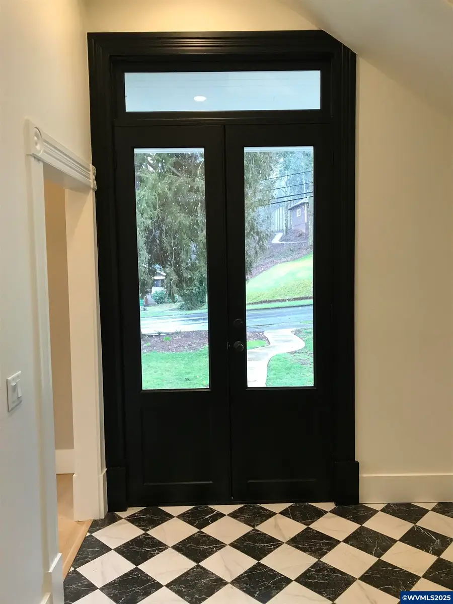 412 W Main St, Silverton, OR 97381 - Image #2