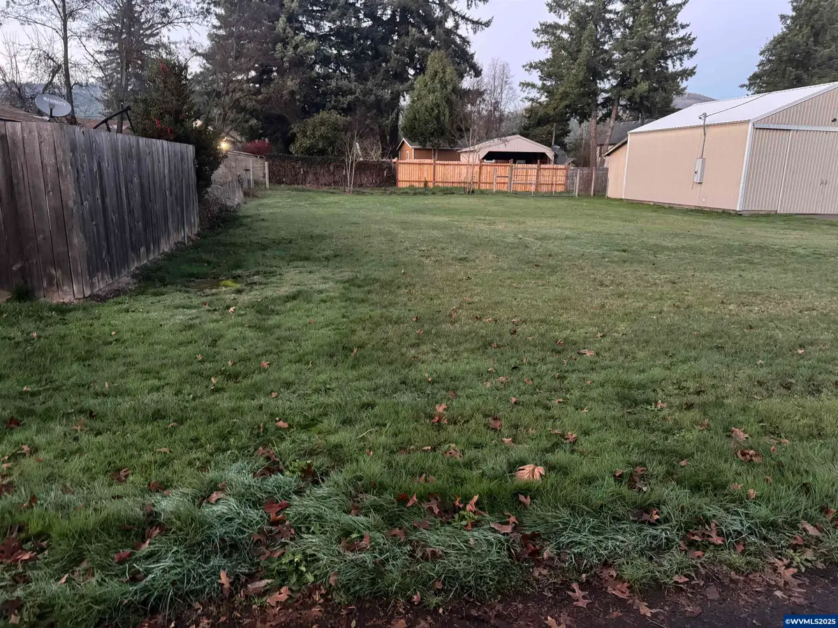 217 SE Juniper St, Mill City, OR 97360 - Image #1