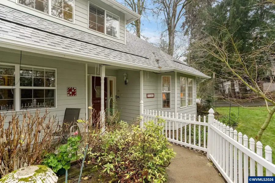 245  Edgewood Dr, Silverton, OR 97381 - Image #2