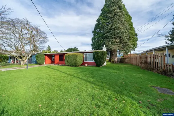 1090 SE 3rd Av, Mill City, OR 97360