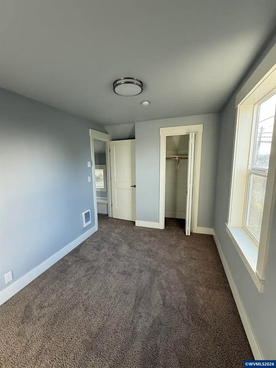 842  E St, Independence, OR 97351 - #3