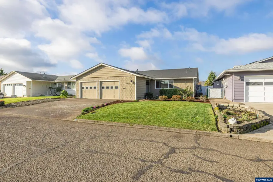 443 S Columbia Dr, Woodburn, OR 97071 - Image #2