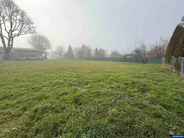 210 S 2nd (Next to) St, Carlton, OR 97111