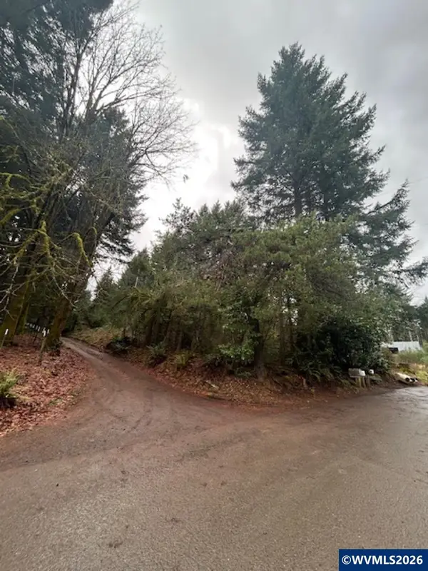 995  Parry Rd, Falls City, OR 97344