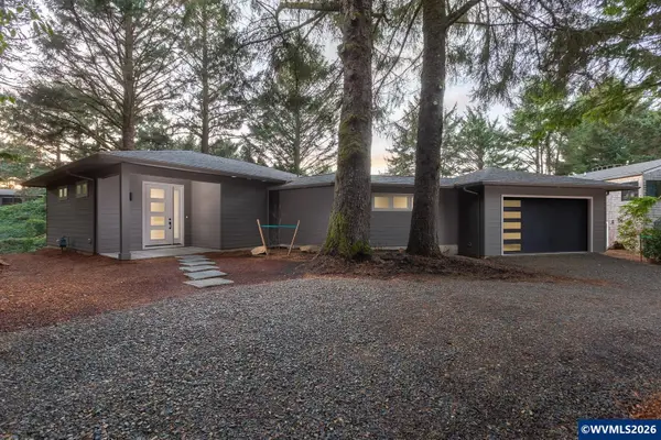 105 W Bay Point Rd, Gleneden Beach, OR 97388