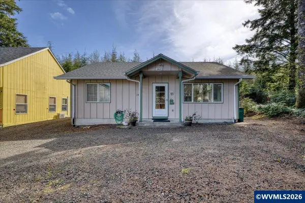 142 S Quadrant St, Rockaway Beach, OR 97201