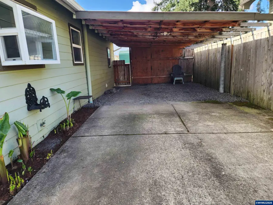 208 S Swiegle  Av, Molalla, OR 97038 - #2
