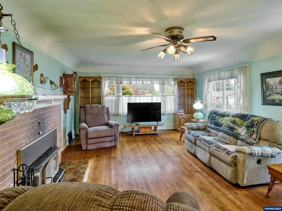 102 E 5th St, Molalla, OR 97038 - #3