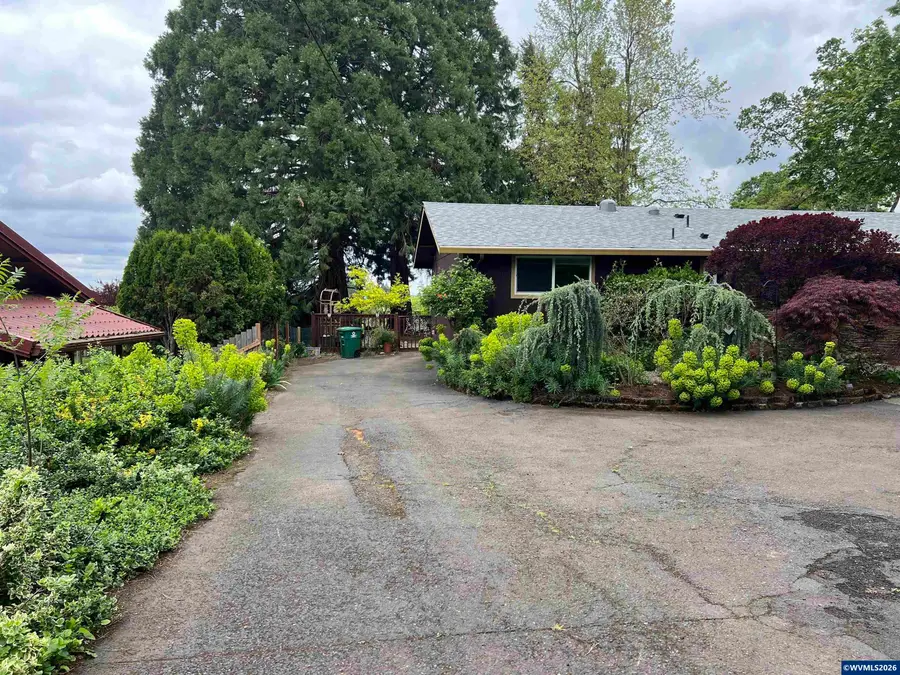 1055 E Main St, Silverton, OR 97381 - #2