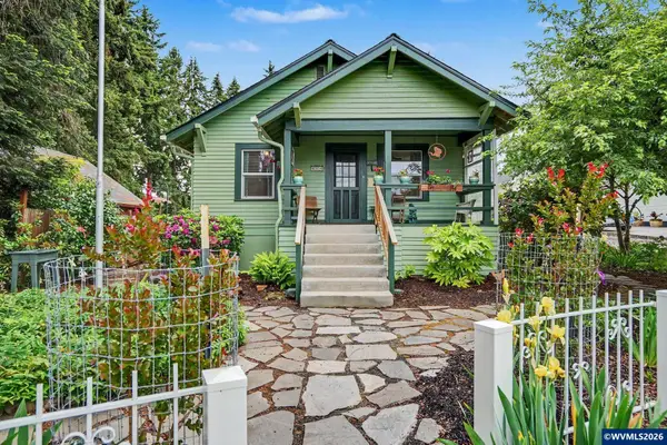 824  Chadwick St, Silverton, OR 97381