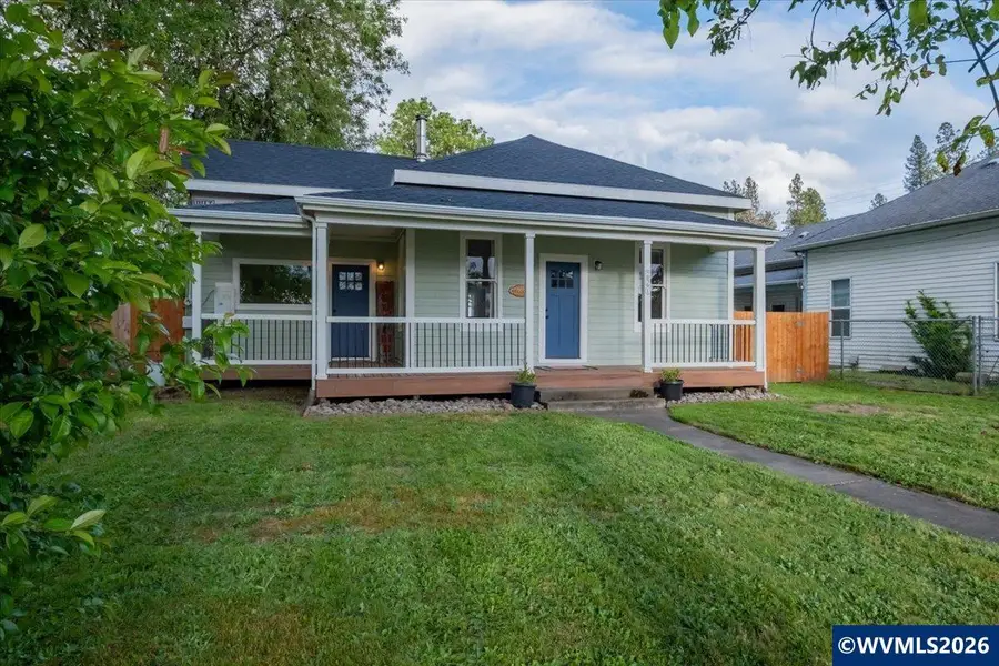 221 N 3rd St, Jefferson, OR 97352 - #3