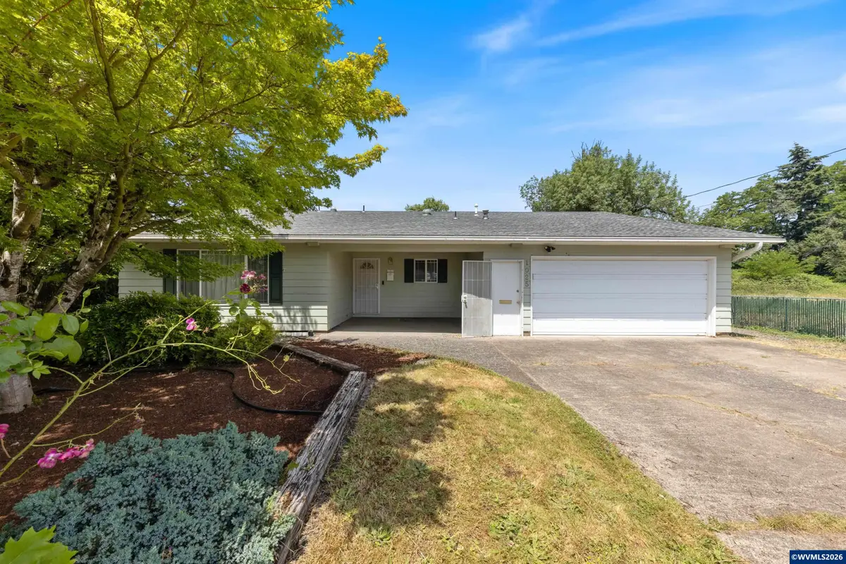 1025 N 3rd St, Woodburn, OR 97071 - #1