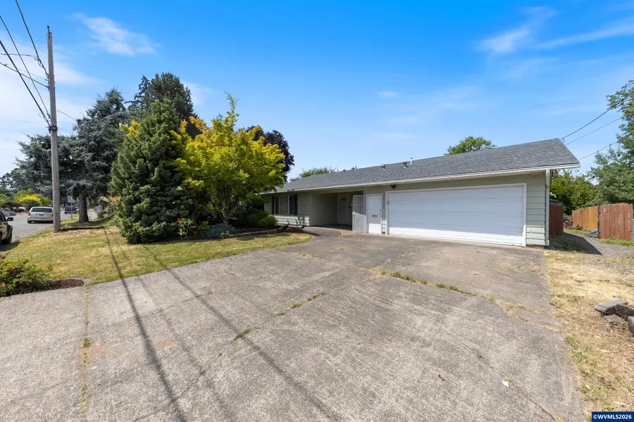 1025 N 3rd St, Woodburn, OR 97071 - #2