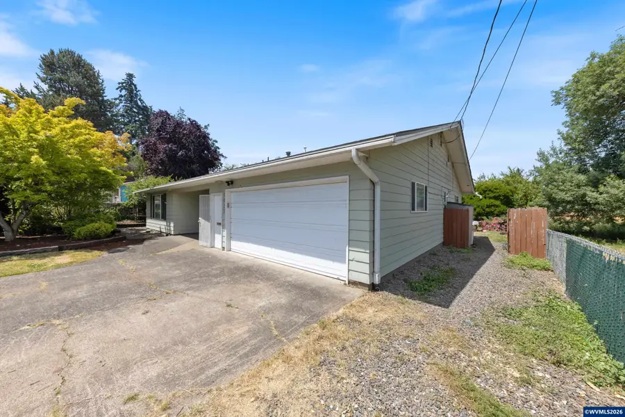 1025 N 3rd St, Woodburn, OR 97071 - #3