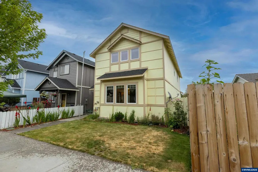 374 NW 25th St, Redmond, OR 97756 - #3