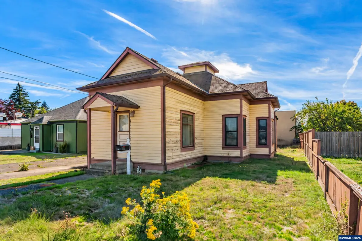 42  E St, Lebanon, OR 97355 - #1
