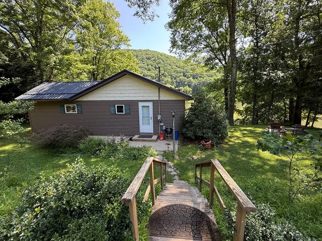 1094 River Dr, Franklin, PA 16323 - #1