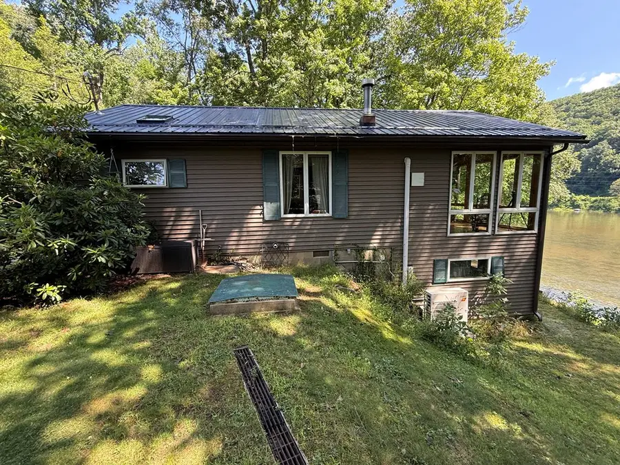1094 River Dr, Franklin, PA 16323 - #2