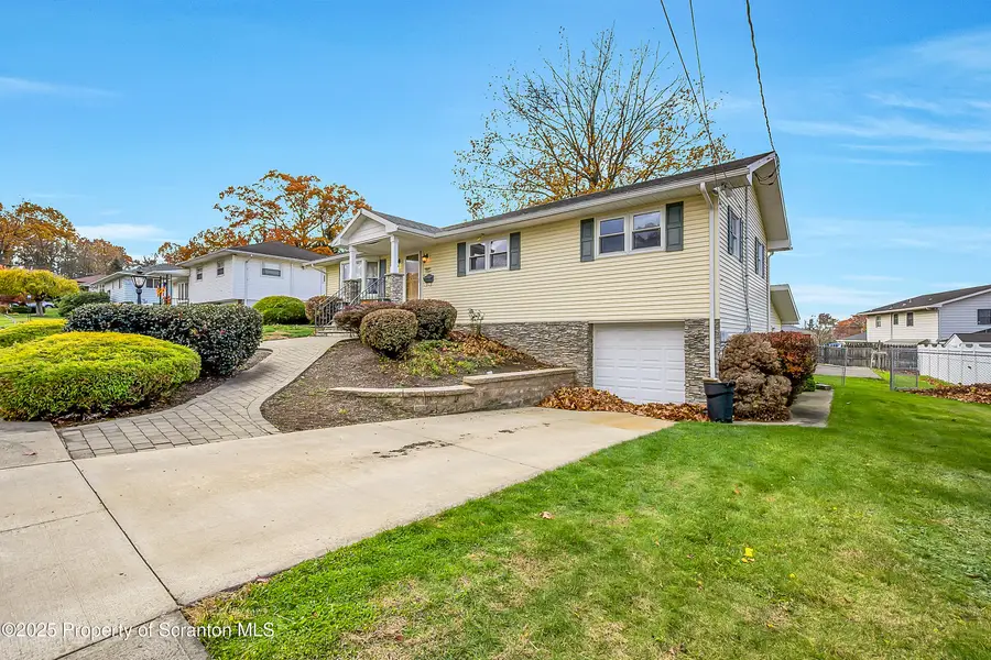 902 Johns Drive, Moosic, PA 18507 - Image #3